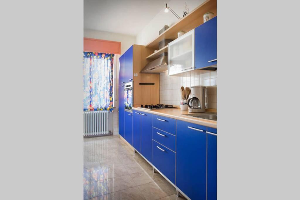 A kitchen or kitchenette at Villa Belvedere-Con piscina a Bardolino