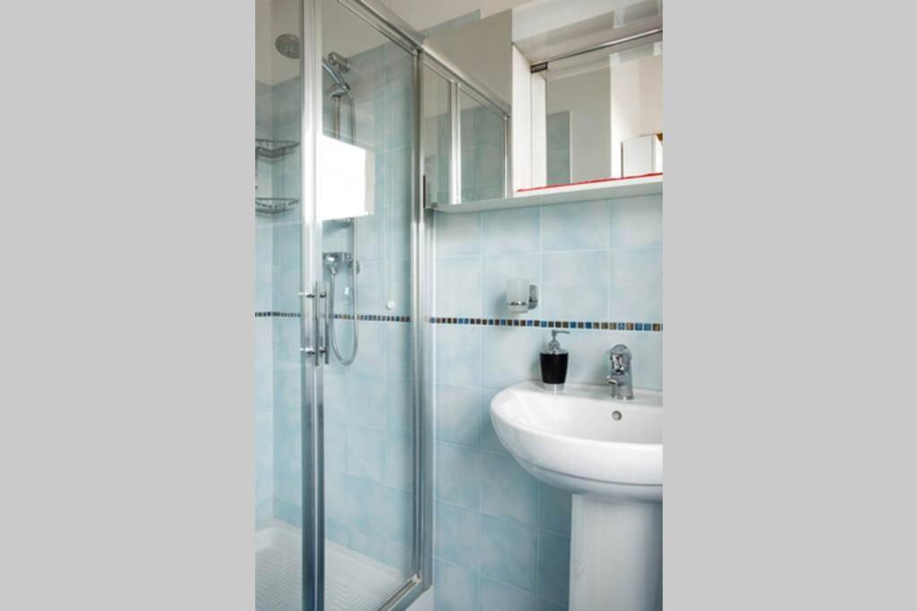 A bathroom at Villa Belvedere-Con piscina a Bardolino