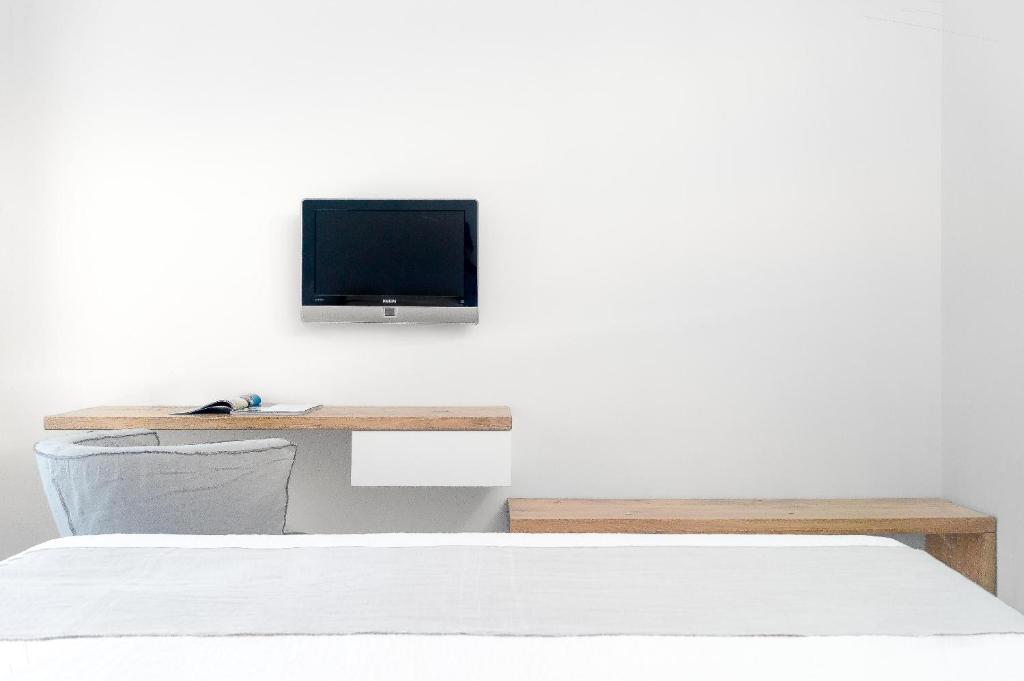 TV a/nebo společenská místnost v ubytování Armonia Bay Hotel