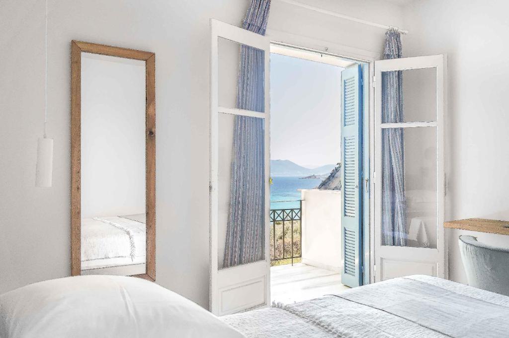 Postel nebo postele na pokoji v ubytování Armonia Bay Hotel