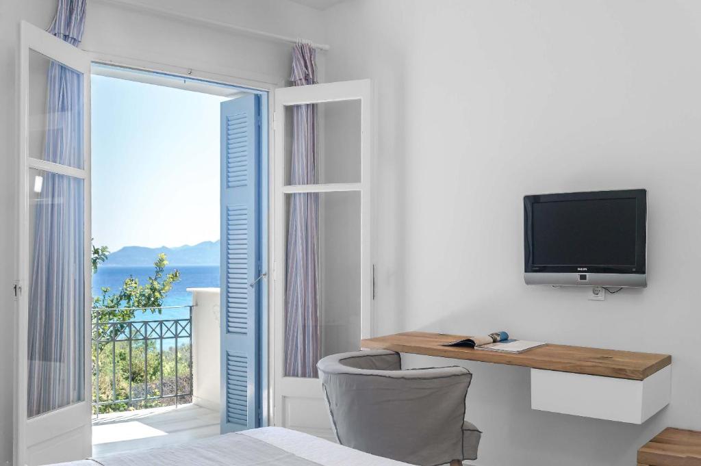 TV a/nebo společenská místnost v ubytování Armonia Bay Hotel