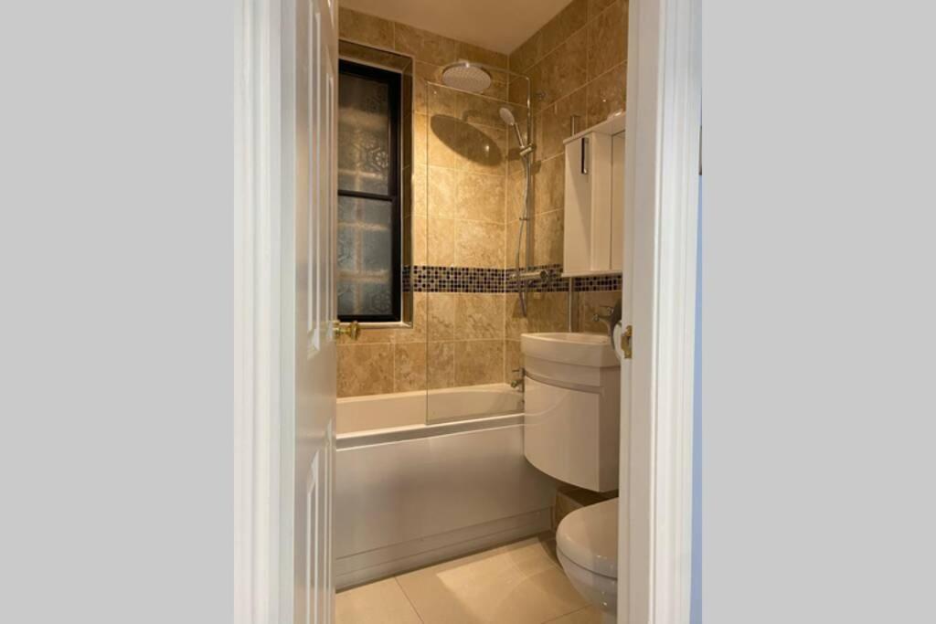 Newly Refurbished Luxurious Chelsea Flat!
