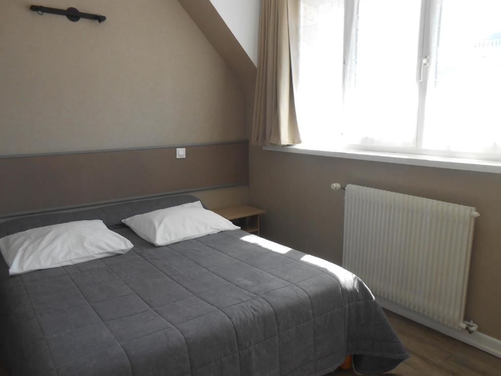 Postel nebo postele na pokoji v ubytování Hotel & Restaurant Hanoï Station