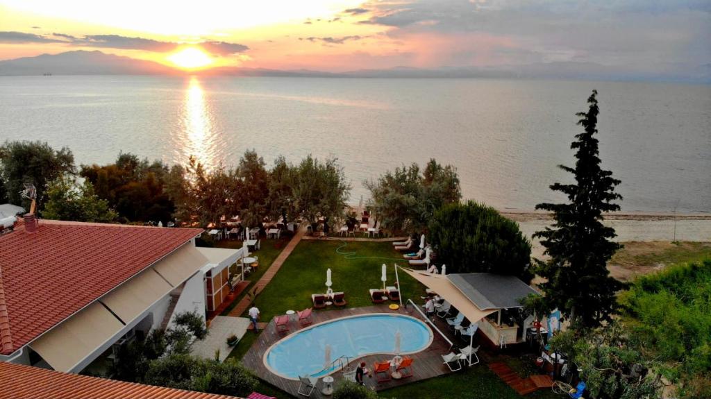 - une vue aérienne sur un complexe avec une piscine et l'océan dans l'établissement Hotel Stella, à Skala Rachoniou