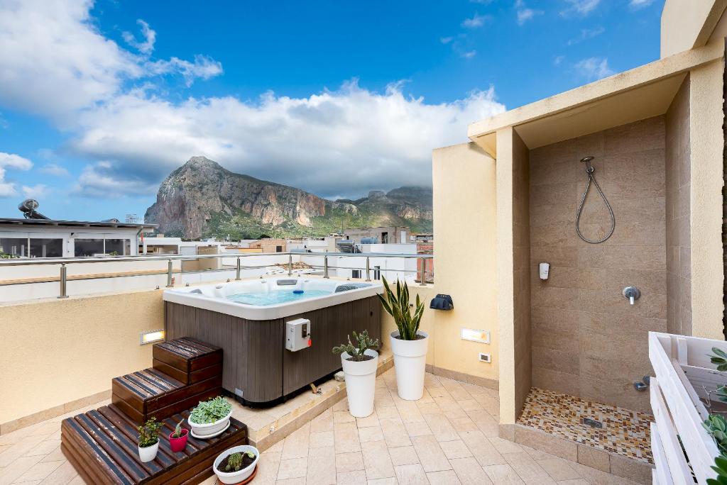 a hot tub on the roof of a building at Ayres Del Mar in San Vito lo Capo