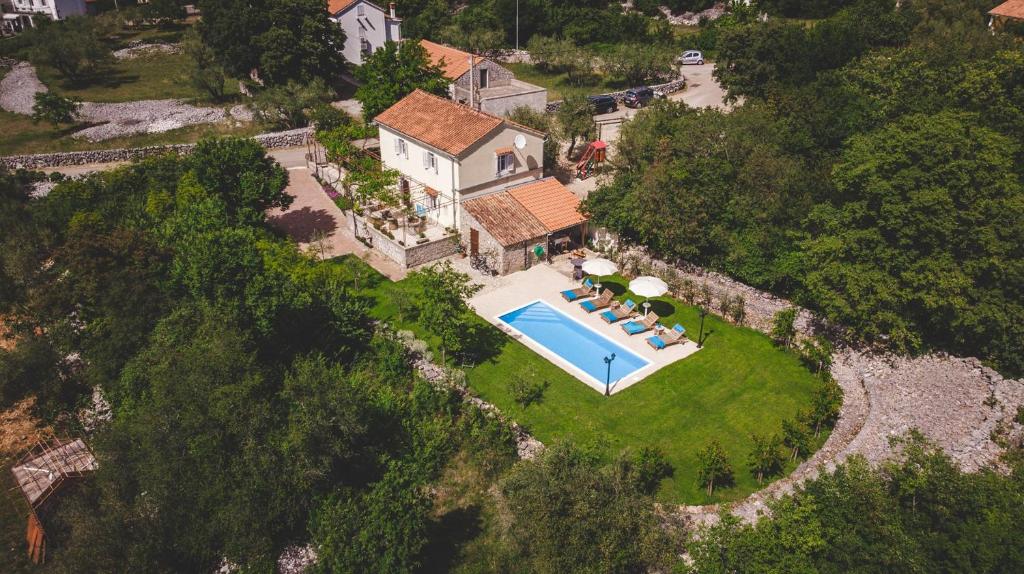 Bazén v ubytování Village Villa „ M „ nebo v jeho okolí