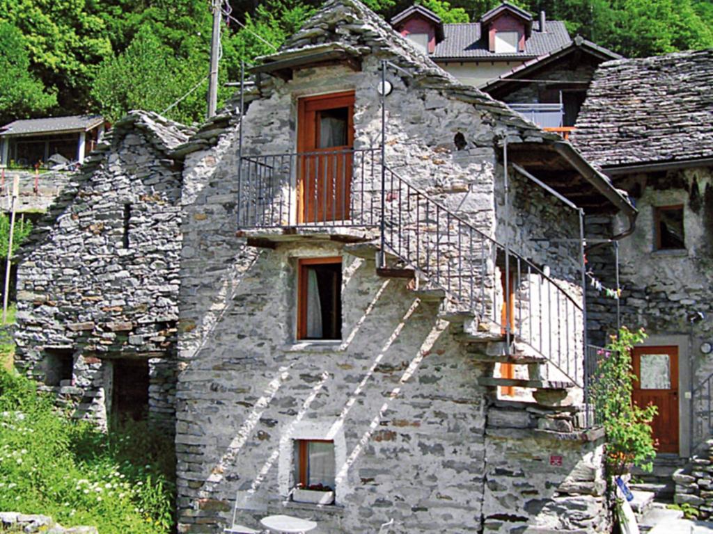 Edificio de piedra antiguo con escaleras y balcón en Holiday Home Maria by Interhome, en Brione