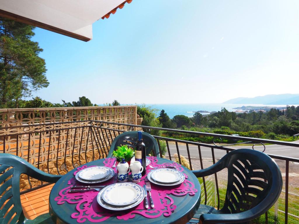 una mesa con un mantel rosa en el balcón en Apartment Santa Isabel by Interhome en Llança