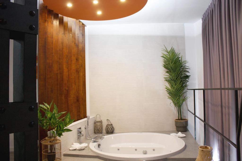 Vitium Urban Suites - Deluxe Double Room With Spa Bath