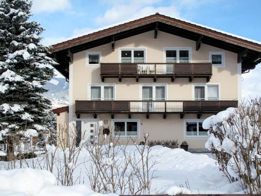 una casa con balcone nella neve di Apartment Weberbauer-3 by Interhome a Hollersbach im Pinzgau