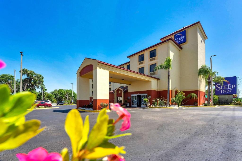 a store front with pink flowers in front of it at Sleep Inn Leesburg Chain of Lakes in Leesburg