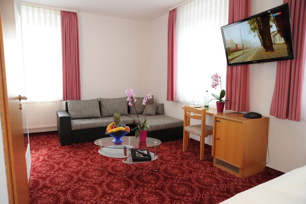 TV a/nebo společenská místnost v ubytování Hotel Goldner Anker