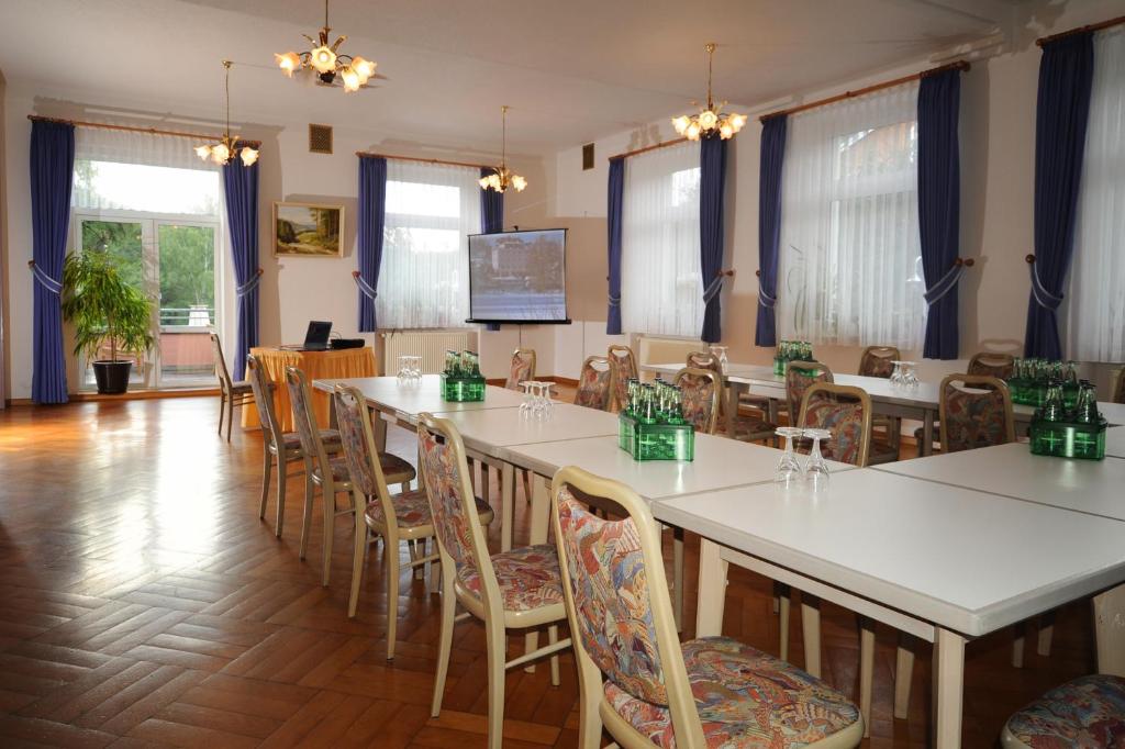 TV a/nebo společenská místnost v ubytování Hotel Goldner Anker
