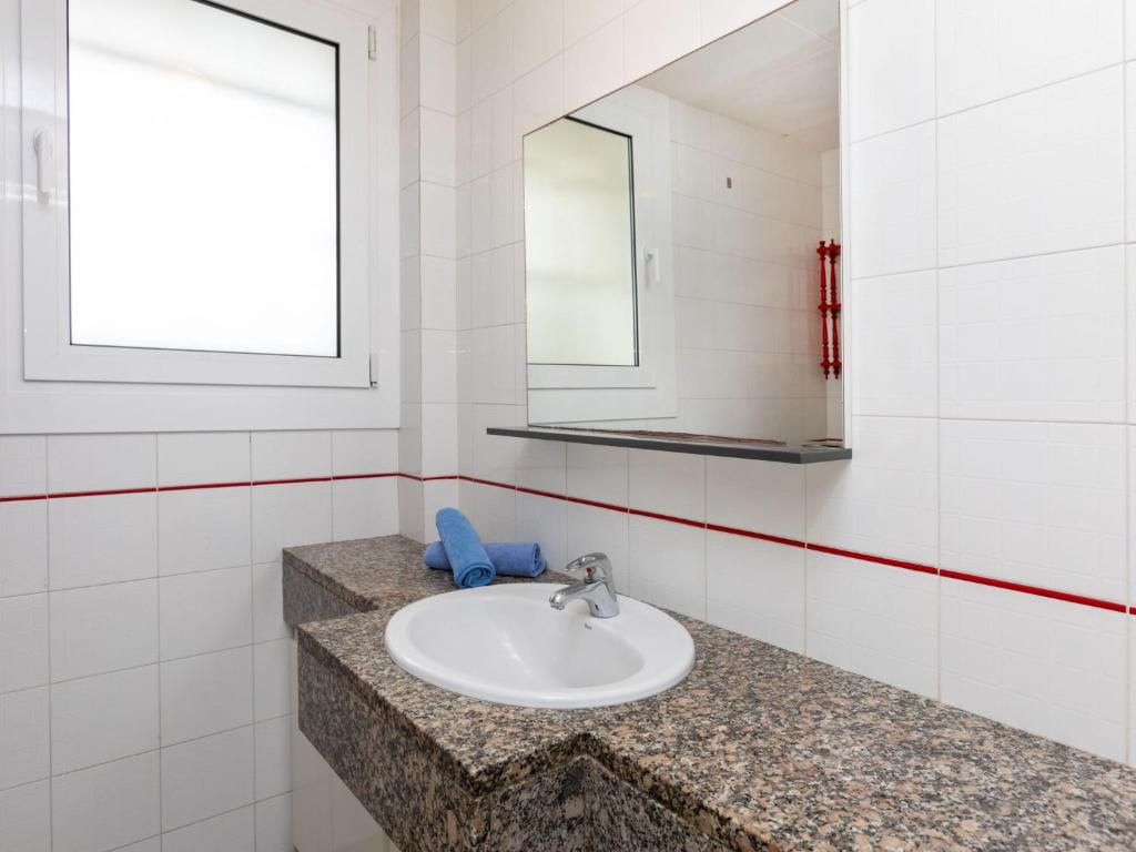 A bathroom at Apartment Cambre d'Aze by Interhome
