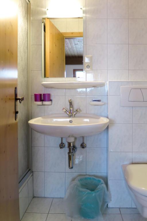 Kúpeľňa v ubytovaní Holiday Home Schrofner by Interhome