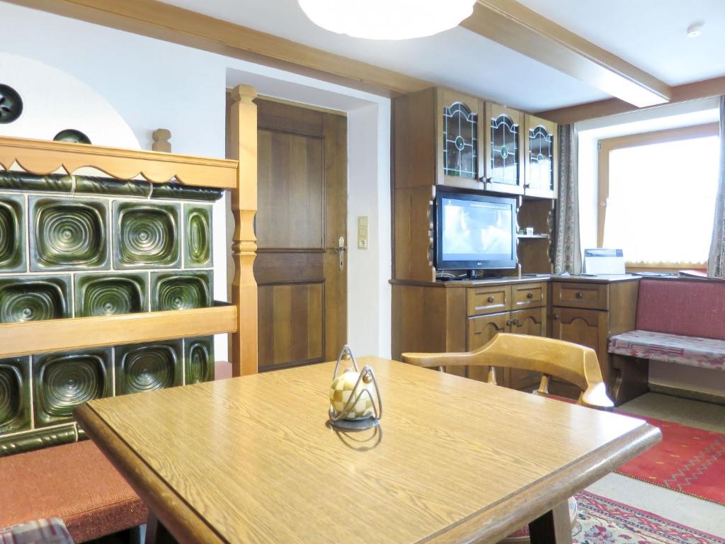 Televízia a/alebo spoločenská miestnosť v ubytovaní Holiday Home Schrofner by Interhome