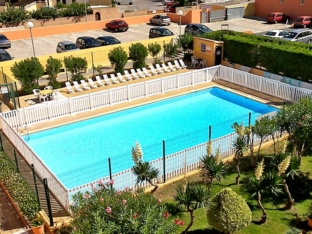 uma vista superior de uma piscina num hotel em Apartment Les Logis du Languedoc by Interhome em Gruissan