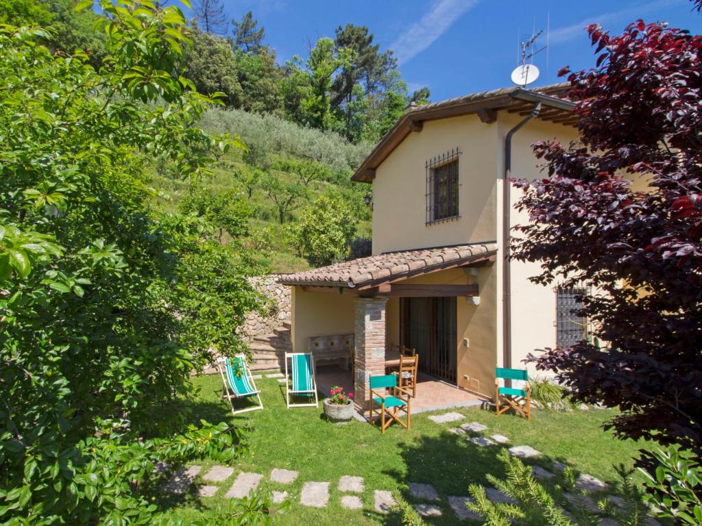 een klein huis met stoelen in de tuin bij Holiday Home Il Girasole by Interhome in Camaiore