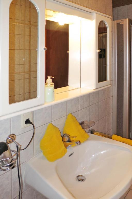 A bathroom at Apartment Prem by Interhome
