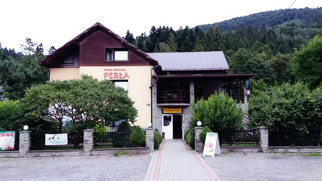 um edifício com um cartaz que lê pizza em Pokoje Gościnne Perła em Brenna