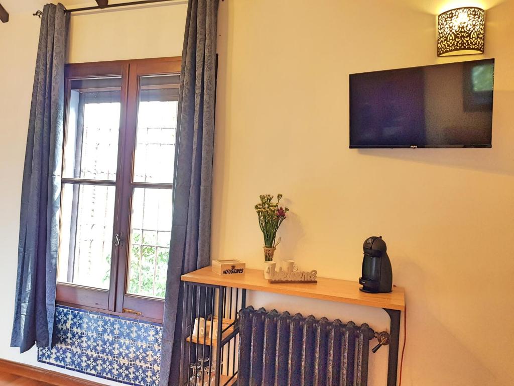 A television and/or entertainment centre at Riad Mezquita de Cordoba