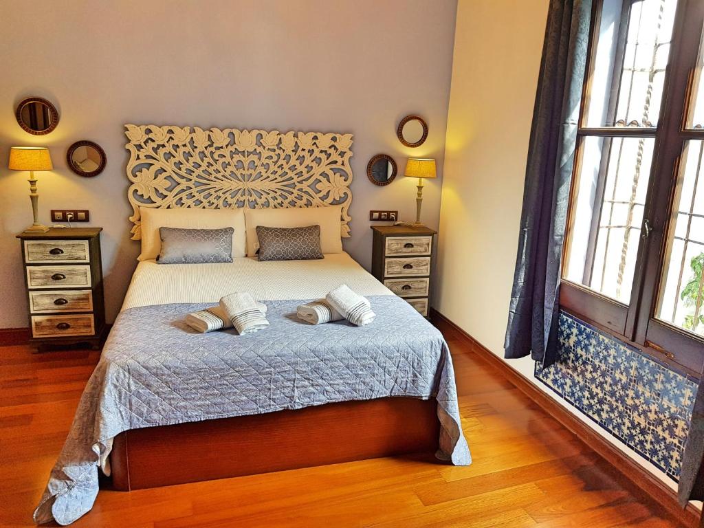 A bed or beds in a room at Riad Mezquita de Cordoba