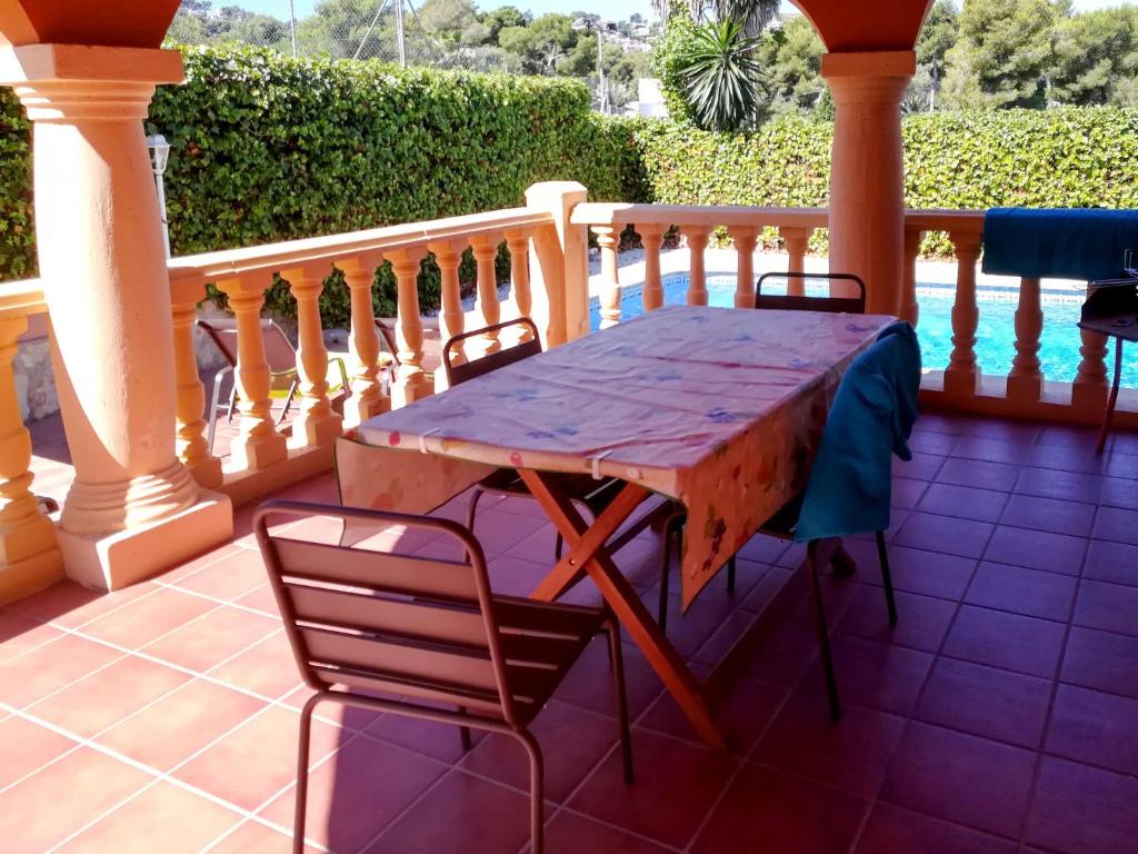 Balcon del MarにあるHoliday Home Monte Verde-1 by Interhomeの木製テーブル