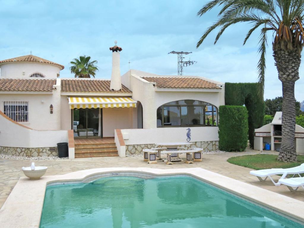 Villa con piscina frente a una casa en Holiday Home Serra - ATE250 by Interhome, en La Nucía
