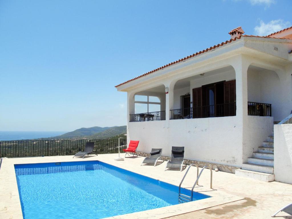 eine Villa mit Swimmingpool und ein Haus in der Unterkunft Holiday Home Grecia by Interhome in Peñíscola