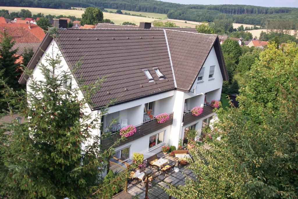 una vista aérea de una casa con techo en Pension Ethner en Bad Driburg