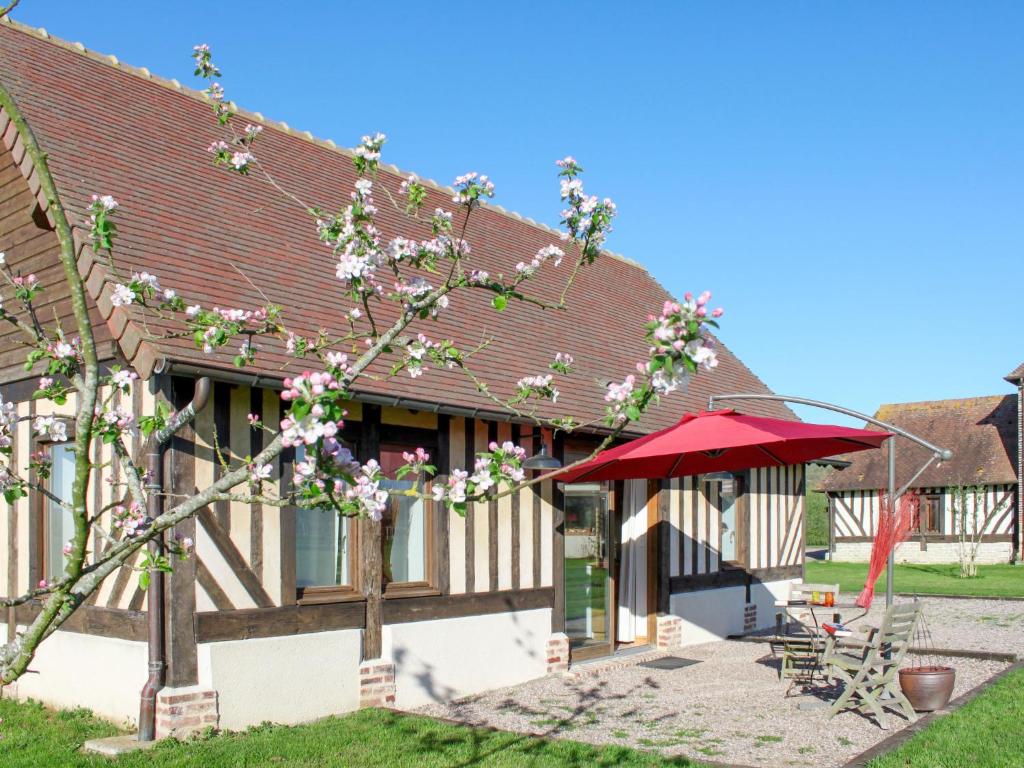 una casa con un paraguas rojo y un árbol en Holiday Home La Prairie - CRB400 by Interhome, en Corbon