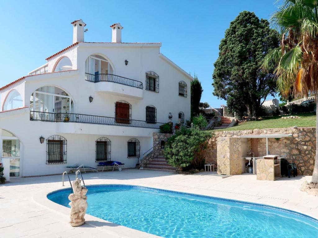 The swimming pool at or close to Apartment Tres Flores by Interhome