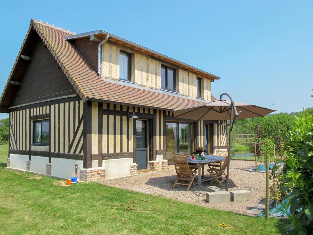 una casa con una mesa de picnic delante de ella en Holiday Home L'Etang - CRB402 by Interhome, en Corbon