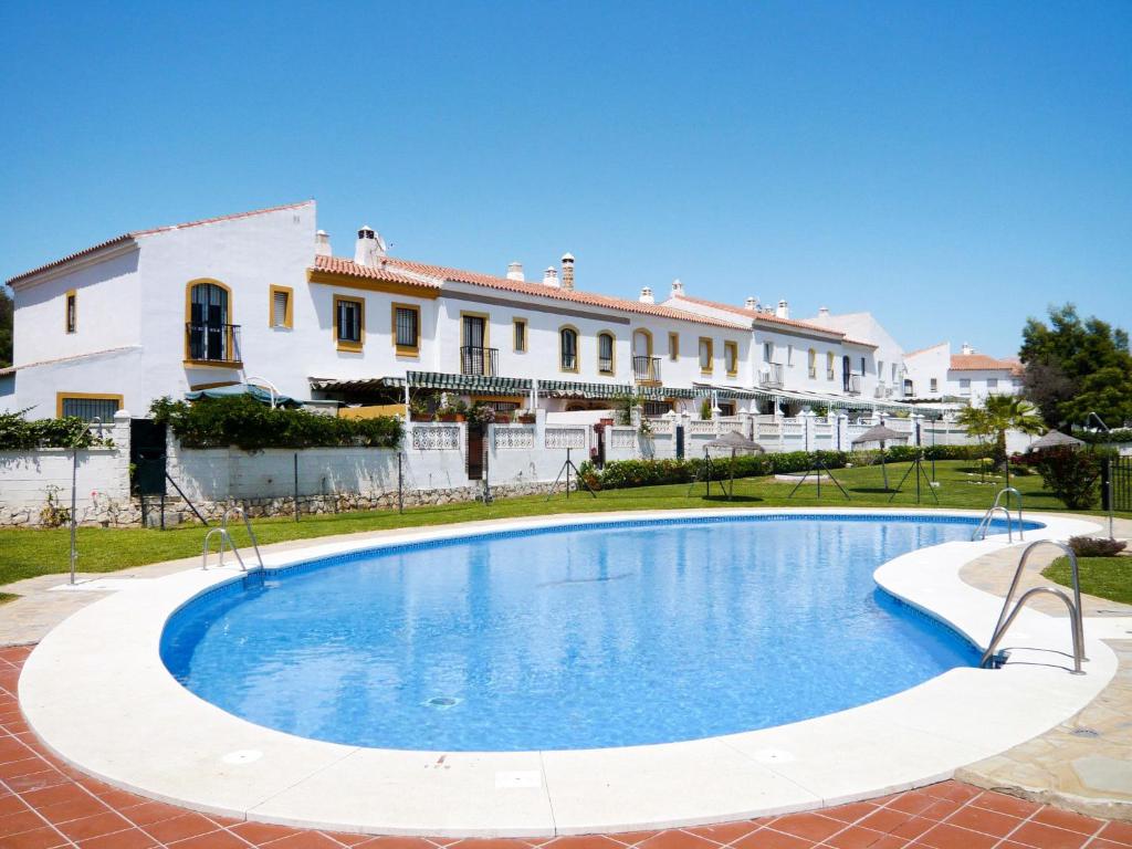 Holiday Home Playa del Conde by Interhome في تشايلتشيس: مسبح كبير امام مبنى