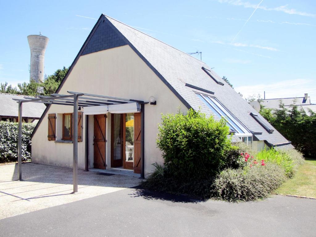 ポールバイユにあるHoliday Home Côte des îles - PRB408 by Interhomeの黒屋根の小さな白い家