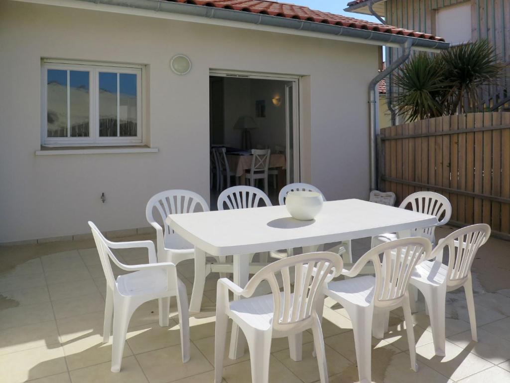 un tavolo bianco e sedie su un patio di Holiday Home Résidence Plage Océane - BPL343 by Interhome a Biscarrosse-Plage