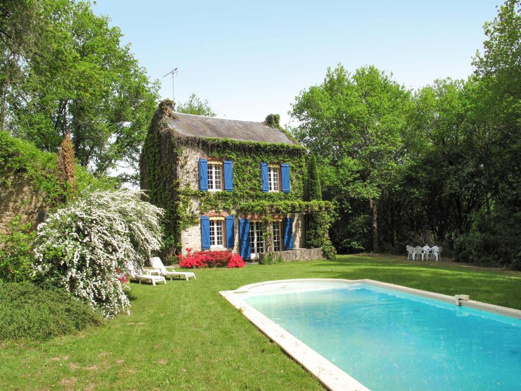 Lépinas的住宿－Holiday Home La Terrade - CUI100 by Interhome，一座房子前面设有游泳池