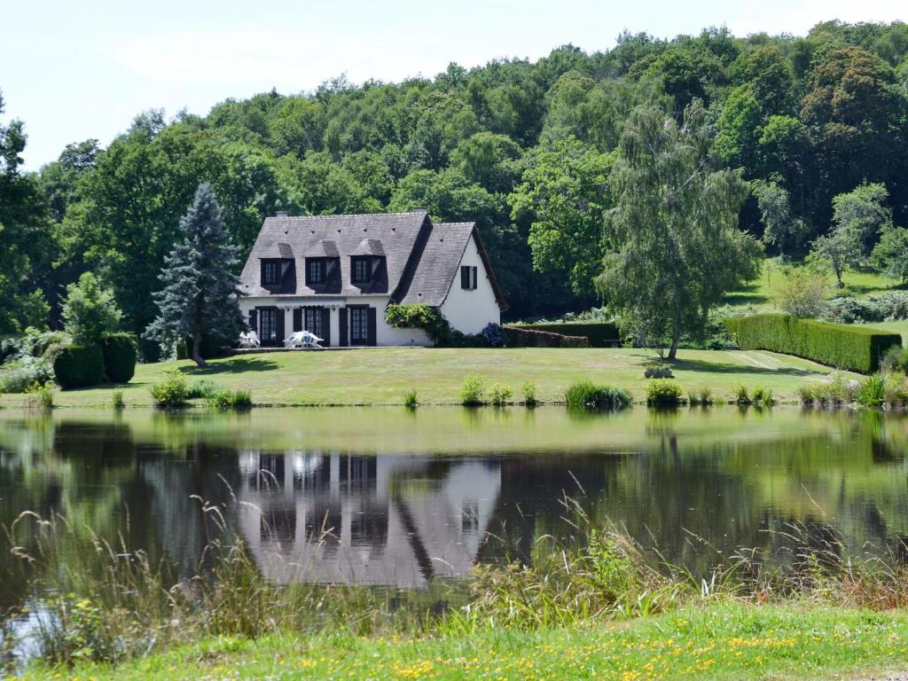 une maison avec un étang en face de celle-ci dans l'établissement Holiday Home Marchives - CUP100 by Interhome, à Pionnat