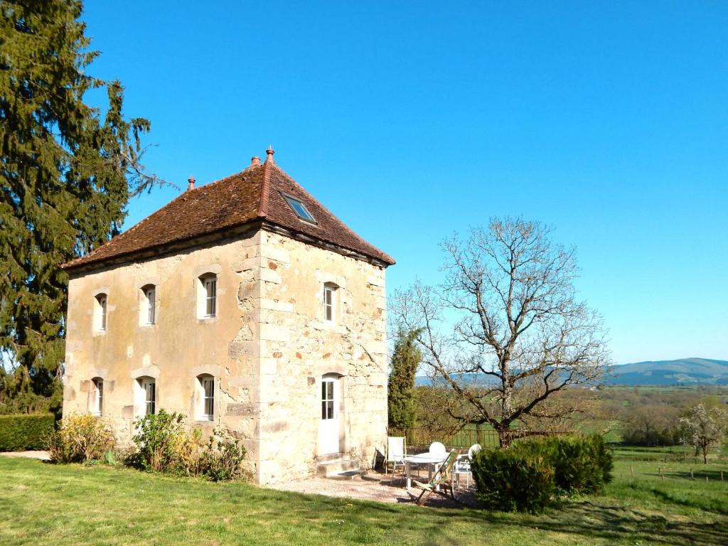 - un ancien bâtiment en pierre sur une pelouse dans l'établissement Holiday Home Premier gîte de Bouton - BVR300 by Interhome, à La Grande-Verrière