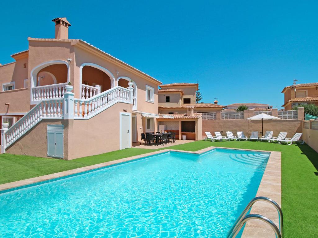 uma villa com piscina em frente a uma casa em Holiday Home Magia by Interhome em Calpe