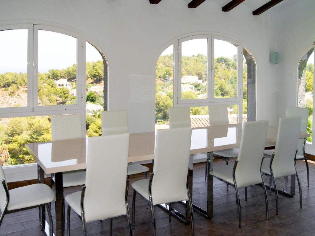 Reštaurácia alebo iné gastronomické zariadenie v ubytovaní Holiday Home Ayora by Interhome