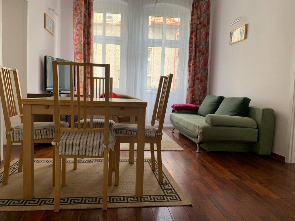 - un salon avec une table et un canapé dans l'établissement Apartament Mariana Mokwy 6b, à Sopot
