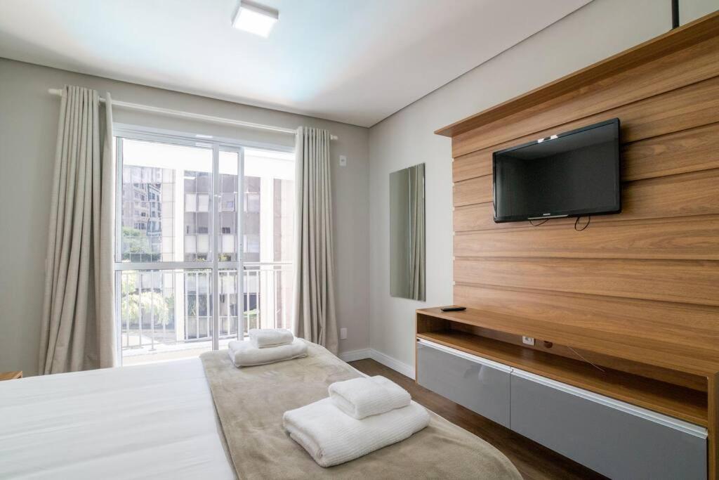  BS37 Studio moderno com varanda e bem localizado