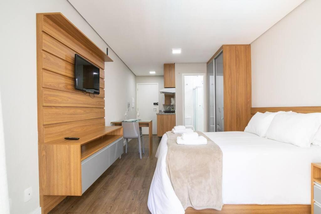  BS37 Studio moderno com varanda e bem localizado