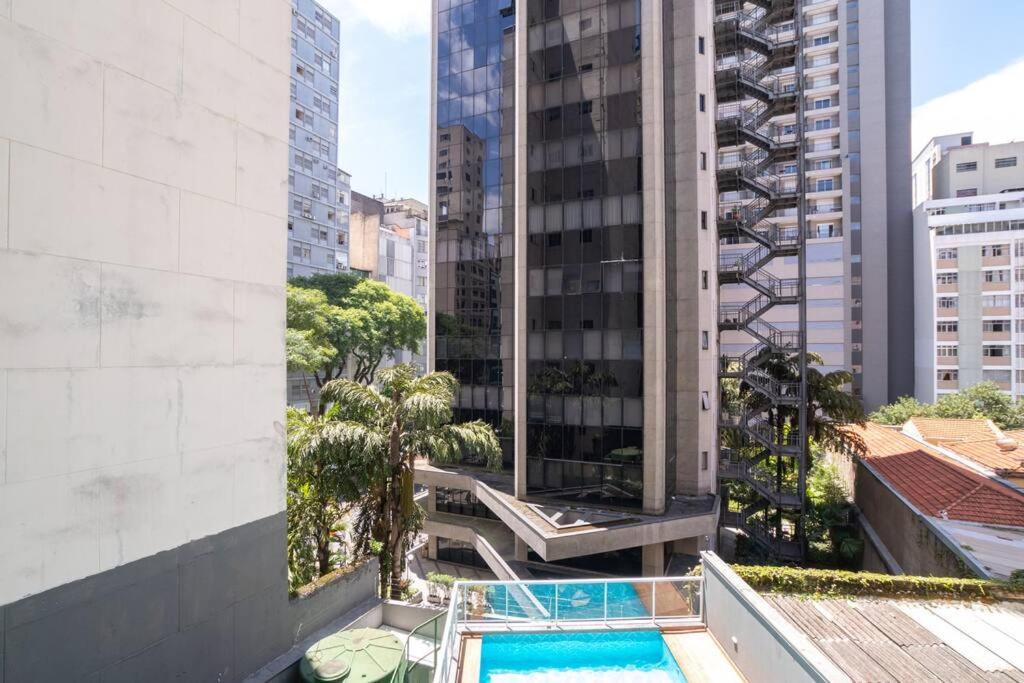  BS37 Studio moderno com varanda e bem localizado
