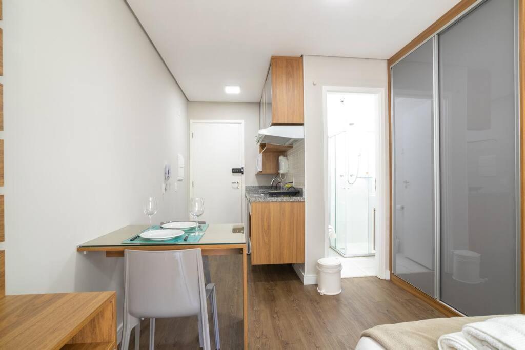  BS37 Studio moderno com varanda e bem localizado