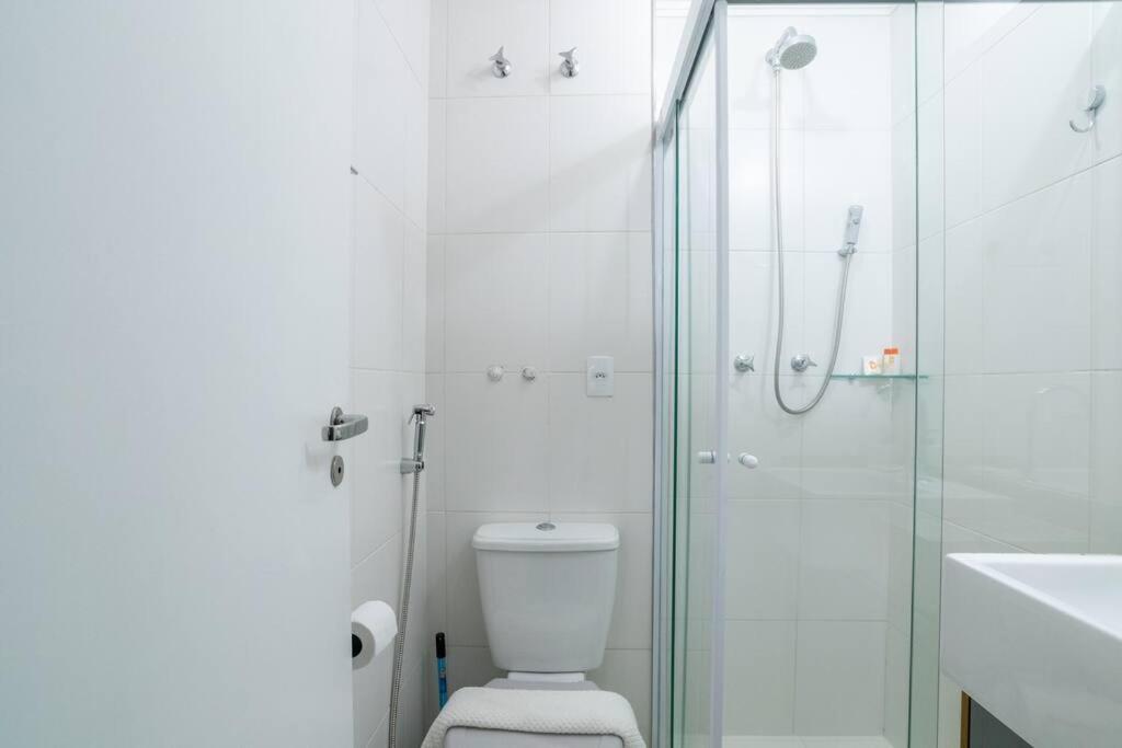 BS37 Studio moderno com varanda e bem localizado