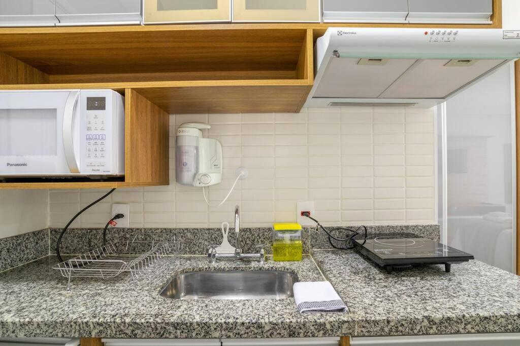  BS37 Studio moderno com varanda e bem localizado