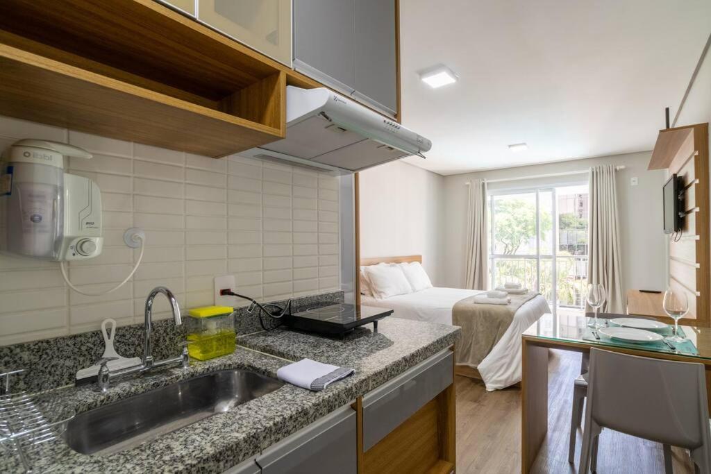  BS37 Studio moderno com varanda e bem localizado
