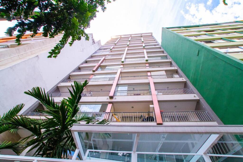  BS37 Studio moderno com varanda e bem localizado